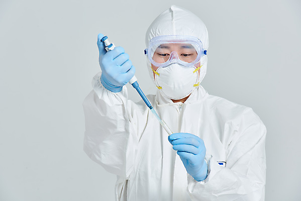 포토 JPG 스튜디오촬영 남자 회색배경 실내 병원 마스크 한명 서기 누끼 상반신 앞모습 치료 30대 한국인 간호사 의료진 의사 바이러스 스포이트 사회이슈 성인남자한명만 코로나바이러스 방역복 델타변이바이러스 국내포토 직업 1 옷 뷰포인트 백그라운드 컨셉 의학 모션 사람 동양인 내부 장년 회색 방역 피펫 남자한명만 성인남자만 파일형식