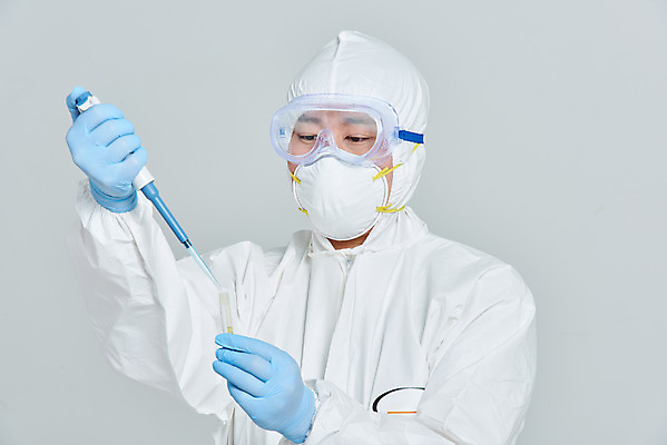 포토 JPG 스튜디오촬영 남자 회색배경 실내 병원 마스크 한명 서기 누끼 상반신 앞모습 치료 30대 한국인 간호사 의료진 의사 바이러스 스포이트 사회이슈 성인남자한명만 코로나바이러스 방역복 델타변이바이러스 국내포토 직업 1 옷 뷰포인트 백그라운드 컨셉 의학 모션 사람 동양인 내부 장년 회색 방역 피펫 남자한명만 성인남자만 파일형식