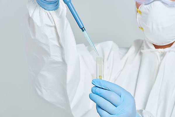 포토 JPG 스튜디오촬영 손 남자 회색배경 실내 병원 마스크 한명 누끼 상반신 앞모습 치료 30대 한국인 간호사 의료진 의사 바이러스 스포이트 사회이슈 성인남자한명만 코로나바이러스 방역복 델타변이바이러스 국내포토 직업 1 옷 뷰포인트 백그라운드 컨셉 의학 사람 동양인 내부 신체부위 장년 회색 방역 피펫 남자한명만 성인남자만 파일형식