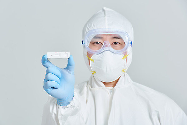 포토 JPG 스튜디오촬영 남자 회색배경 실내 병원 마스크 한명 서기 누끼 상반신 앞모습 치료 30대 한국인 간호사 의료진 의사 바이러스 사회이슈 성인남자한명만 코로나바이러스 방역복 검진키트 델타변이바이러스 국내포토 직업 1 옷 뷰포인트 백그라운드 컨셉 의학 모션 사람 동양인 내부 장년 회색 의료용품 방역 남자한명만 성인남자만 파일형식