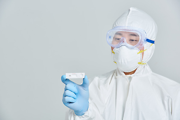 포토 JPG 스튜디오촬영 남자 회색배경 실내 병원 마스크 한명 서기 누끼 상반신 앞모습 치료 30대 한국인 간호사 의료진 의사 바이러스 사회이슈 성인남자한명만 코로나바이러스 방역복 검진키트 델타변이바이러스 국내포토 직업 1 옷 뷰포인트 백그라운드 컨셉 의학 모션 사람 동양인 내부 장년 회색 의료용품 방역 남자한명만 성인남자만 파일형식