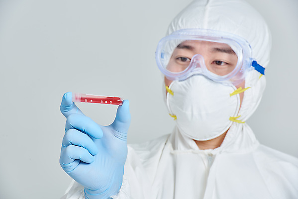 포토 JPG 스튜디오촬영 남자 회색배경 실내 병원 마스크 한명 서기 누끼 상반신 앞모습 치료 30대 한국인 간호사 의료진 의사 바이러스 사회이슈 성인남자한명만 코로나바이러스 방역복 검진키트 델타변이바이러스 국내포토 직업 1 옷 뷰포인트 백그라운드 컨셉 의학 모션 사람 동양인 내부 장년 회색 의료용품 방역 남자한명만 성인남자만 파일형식