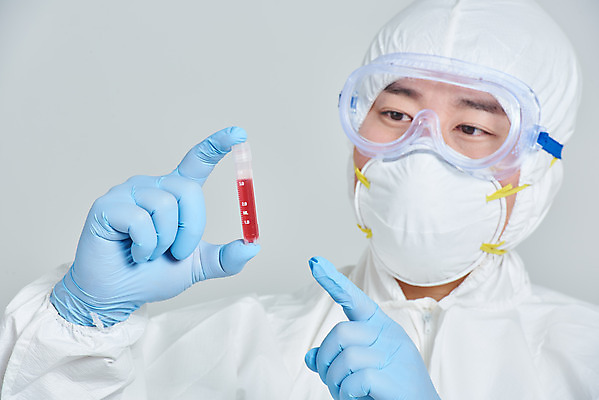 포토 JPG 스튜디오촬영 남자 회색배경 실내 병원 마스크 한명 서기 누끼 상반신 앞모습 치료 30대 한국인 간호사 의료진 의사 바이러스 사회이슈 성인남자한명만 코로나바이러스 방역복 검진키트 델타변이바이러스 국내포토 직업 1 옷 뷰포인트 백그라운드 컨셉 의학 모션 사람 동양인 내부 장년 회색 의료용품 방역 남자한명만 성인남자만 파일형식