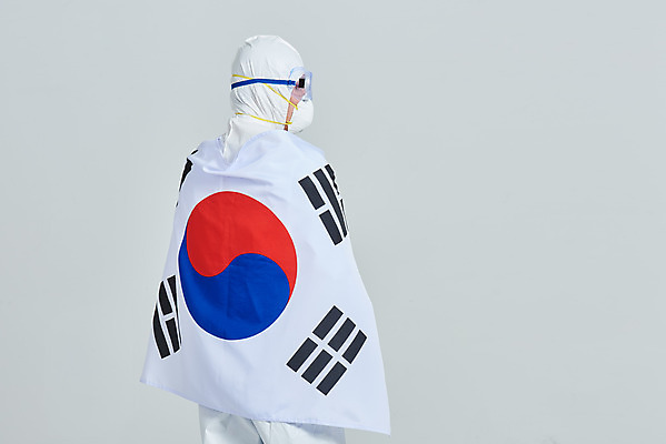 포토 JPG 스튜디오촬영 남자 회색배경 실내 병원 마스크 한명 서기 누끼 상반신 뒷모습 치료 30대 한국인 간호사 의료진 의사 바이러스 국기 태극기 사회이슈 성인남자한명만 코로나바이러스 방역복 델타변이바이러스 국내포토 직업 1 옷 뷰포인트 백그라운드 컨셉 의학 모션 사람 동양인 내부 장년 회색 방역 남자한명만 성인남자만 파일형식