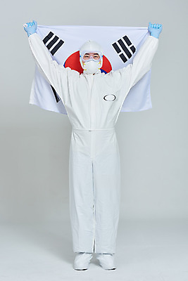 포토 JPG 스튜디오촬영 전신 남자 회색배경 실내 병원 마스크 한명 서기 들기 누끼 앞모습 치료 30대 한국인 간호사 의료진 의사 바이러스 국기 태극기 사회이슈 성인남자한명만 코로나바이러스 방역복 델타변이바이러스 국내포토 직업 1 옷 뷰포인트 백그라운드 컨셉 의학 모션 사람 동양인 내부 장년 회색 방역 남자한명만 성인남자만 파일형식