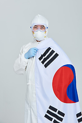 포토 JPG 스튜디오촬영 남자 회색배경 실내 병원 마스크 한명 서기 누끼 상반신 앞모습 치료 30대 한국인 간호사 의료진 의사 바이러스 국기 태극기 사회이슈 성인남자한명만 코로나바이러스 방역복 델타변이바이러스 국내포토 직업 1 옷 뷰포인트 백그라운드 컨셉 의학 모션 사람 동양인 내부 장년 회색 방역 남자한명만 성인남자만 파일형식