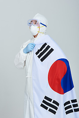 포토 JPG 스튜디오촬영 남자 회색배경 실내 병원 마스크 한명 서기 누끼 상반신 옆모습 치료 30대 한국인 간호사 의료진 의사 바이러스 국기 태극기 사회이슈 성인남자한명만 코로나바이러스 방역복 델타변이바이러스 국내포토 직업 1 옷 뷰포인트 백그라운드 컨셉 의학 모션 사람 동양인 내부 장년 회색 방역 남자한명만 성인남자만 파일형식