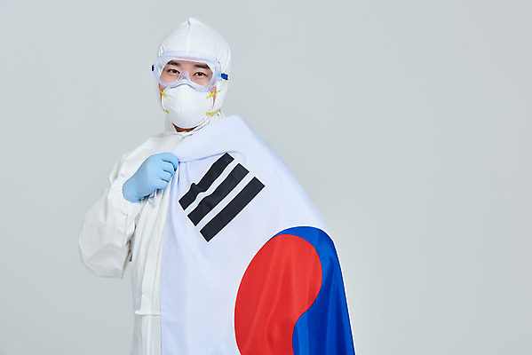 포토 JPG 스튜디오촬영 남자 회색배경 실내 병원 마스크 한명 서기 누끼 상반신 앞모습 치료 30대 한국인 간호사 의료진 의사 바이러스 국기 태극기 사회이슈 성인남자한명만 코로나바이러스 방역복 델타변이바이러스 국내포토 직업 1 옷 뷰포인트 백그라운드 컨셉 의학 모션 사람 동양인 내부 장년 회색 방역 남자한명만 성인남자만 파일형식