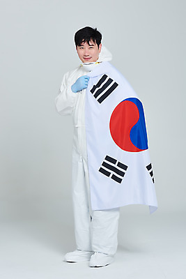 포토 JPG 스튜디오촬영 전신 남자 회색배경 실내 병원 마스크 한명 서기 누끼 앞모습 치료 30대 한국인 간호사 의료진 의사 바이러스 국기 태극기 사회이슈 성인남자한명만 코로나바이러스 방역복 턱스크 델타변이바이러스 국내포토 직업 1 옷 뷰포인트 백그라운드 컨셉 의학 모션 사람 동양인 내부 장년 회색 방역 합성어 남자한명만 성인남자만 파일형식