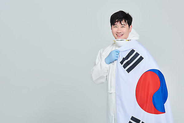 포토 JPG 스튜디오촬영 남자 회색배경 실내 병원 마스크 한명 서기 누끼 상반신 앞모습 치료 30대 한국인 간호사 의료진 의사 바이러스 국기 태극기 사회이슈 성인남자한명만 코로나바이러스 방역복 턱스크 델타변이바이러스 국내포토 직업 1 옷 뷰포인트 백그라운드 컨셉 의학 모션 사람 동양인 내부 장년 회색 방역 합성어 남자한명만 성인남자만 파일형식