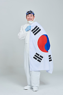 포토 JPG 스튜디오촬영 전신 남자 회색배경 실내 병원 마스크 한명 서기 누끼 앞모습 치료 30대 한국인 간호사 의료진 의사 바이러스 국기 태극기 사회이슈 성인남자한명만 코로나바이러스 방역복 턱스크 델타변이바이러스 국내포토 직업 1 옷 뷰포인트 백그라운드 컨셉 의학 모션 사람 동양인 내부 장년 회색 방역 합성어 남자한명만 성인남자만 파일형식