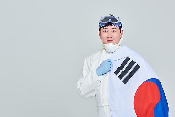 포토 JPG 스튜디오촬영 남자 회색배경 실내 병원 마스크 한명 서기 누끼 상반신 앞모습 치료 30대 한국인 간호사 의료진 의사 바이러스 국기 태극기 사회이슈 성인남자한명만 코로나바이러스 방역복 턱스크 델타변이바이러스 국내포토 직업 1 옷 뷰포인트 백그라운드 컨셉 의학 모션 사람 동양인 내부 장년 회색 방역 합성어 남자한명만 성인남자만 파일형식
