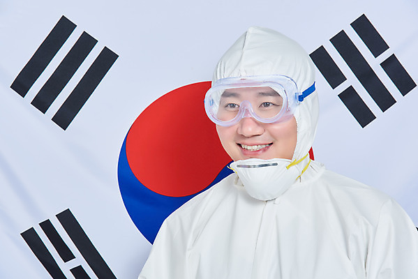 포토 JPG 스튜디오촬영 남자 회색배경 실내 병원 마스크 한명 서기 누끼 상반신 앞모습 치료 30대 한국인 간호사 의료진 의사 바이러스 국기 태극기 사회이슈 성인남자한명만 코로나바이러스 방역복 턱스크 델타변이바이러스 국내포토 직업 1 옷 뷰포인트 백그라운드 컨셉 의학 모션 사람 동양인 내부 장년 회색 방역 합성어 남자한명만 성인남자만 파일형식