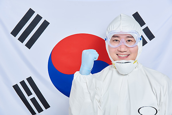 포토 JPG 스튜디오촬영 남자 응원 회색배경 실내 병원 마스크 한명 서기 누끼 상반신 앞모습 치료 30대 파이팅 주먹 한국인 간호사 의료진 의사 바이러스 국기 태극기 사회이슈 성인남자한명만 코로나바이러스 방역복 턱스크 델타변이바이러스 국내포토 직업 1 옷 뷰포인트 백그라운드 컨셉 의학 모션 사람 동양인 내부 장년 회색 방역 합성어 남자한명만 성인남자만 파일형식