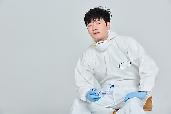 포토 JPG 스튜디오촬영 남자 의자 회색배경 휴식 실내 병원 피곤 마스크 한명 누끼 앉기 상반신 앞모습 치료 30대 한국인 간호사 의료진 의사 바이러스 사회이슈 힘듦 성인남자한명만 코로나바이러스 방역복 턱스크 델타변이바이러스 국내포토 직업 1 옷 뷰포인트 가구 백그라운드 컨셉 의학 모션 사람 동양인 내부 장년 회색 방역 합성어 남자한명만 성인남자만 파일형식