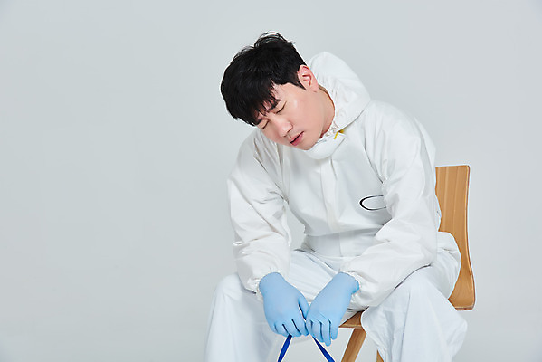 포토 JPG 스튜디오촬영 남자 의자 회색배경 휴식 실내 병원 피곤 마스크 한명 누끼 앉기 상반신 앞모습 치료 30대 한국인 간호사 의료진 의사 바이러스 사회이슈 힘듦 성인남자한명만 코로나바이러스 방역복 턱스크 델타변이바이러스 국내포토 직업 1 옷 뷰포인트 가구 백그라운드 컨셉 의학 모션 사람 동양인 내부 장년 회색 방역 합성어 남자한명만 성인남자만 파일형식