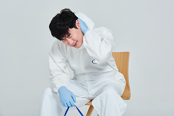 포토 JPG 스튜디오촬영 남자 의자 회색배경 휴식 실내 병원 피곤 마스크 한명 누끼 앉기 상반신 앞모습 치료 30대 한국인 간호사 의료진 의사 바이러스 사회이슈 힘듦 성인남자한명만 코로나바이러스 방역복 턱스크 델타변이바이러스 국내포토 직업 1 옷 뷰포인트 가구 백그라운드 컨셉 의학 모션 사람 동양인 내부 장년 회색 방역 합성어 남자한명만 성인남자만 파일형식