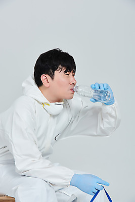 포토 JPG 스튜디오촬영 남자 의자 회색배경 휴식 실내 병원 마스크 한명 누끼 앉기 상반신 옆모습 치료 30대 한국인 간호사 의료진 의사 바이러스 사회이슈 생수 물마시기 힘듦 성인남자한명만 코로나바이러스 방역복 턱스크 델타변이바이러스 국내포토 직업 1 옷 뷰포인트 가구 백그라운드 컨셉 의학 모션 사람 동양인 내부 장년 회색 마시기 물병 방역 합성어 남자한명만 성인남자만 파일형식
