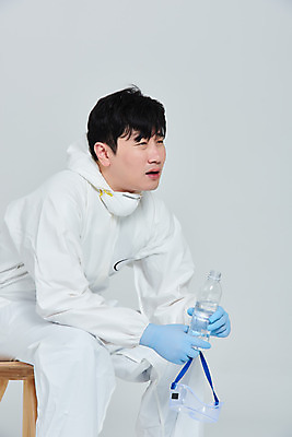포토 JPG 스튜디오촬영 남자 의자 회색배경 휴식 실내 병원 마스크 한명 누끼 앉기 상반신 옆모습 치료 30대 한국인 간호사 의료진 의사 바이러스 사회이슈 생수 힘듦 성인남자한명만 코로나바이러스 방역복 턱스크 델타변이바이러스 국내포토 직업 1 옷 뷰포인트 가구 백그라운드 컨셉 의학 모션 사람 동양인 내부 장년 회색 물병 방역 합성어 남자한명만 성인남자만 파일형식