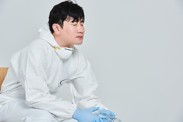 포토 JPG 스튜디오촬영 남자 의자 회색배경 휴식 실내 병원 마스크 한명 누끼 앉기 상반신 옆모습 치료 30대 한국인 간호사 의료진 의사 바이러스 사회이슈 생수 힘듦 성인남자한명만 코로나바이러스 방역복 턱스크 델타변이바이러스 국내포토 직업 1 옷 뷰포인트 가구 백그라운드 컨셉 의학 모션 사람 동양인 내부 장년 회색 물병 방역 합성어 남자한명만 성인남자만 파일형식