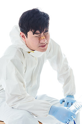 포토 JPG 스튜디오촬영 남자 의자 휴식 실내 병원 피곤 마스크 한명 누끼 앉기 상반신 앞모습 치료 30대 한국인 간호사 의료진 의사 찡그림 바이러스 사회이슈 생수 흰배경 힘듦 성인남자한명만 코로나바이러스 방역복 턱스크 델타변이바이러스 국내포토 직업 1 옷 뷰포인트 가구 백그라운드 컨셉 의학 모션 표정 사람 동양인 내부 장년 흰색 물병 방역 합성어 남자한명만 성인남자만 파일형식