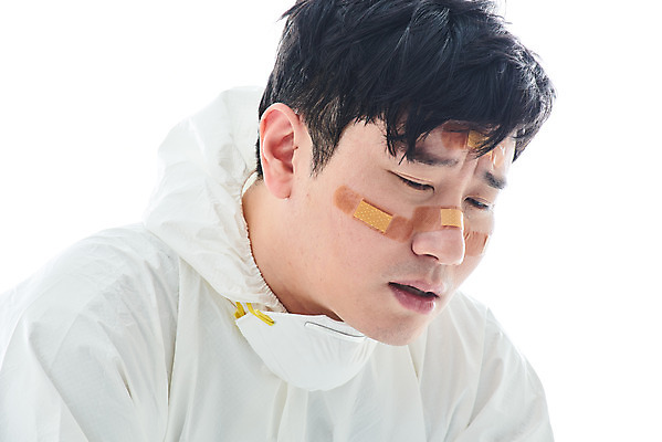 포토 JPG 스튜디오촬영 남자 얼굴 휴식 실내 병원 피곤 마스크 한명 누끼 앉기 상반신 옆모습 치료 30대 한국인 간호사 의료진 의사 바이러스 사회이슈 생수 흰배경 힘듦 성인남자한명만 코로나바이러스 방역복 턱스크 델타변이바이러스 국내포토 직업 1 옷 뷰포인트 백그라운드 컨셉 의학 모션 사람 동양인 내부 신체부위 장년 흰색 물병 방역 합성어 남자한명만 성인남자만 파일형식