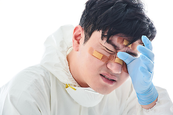 포토 JPG 스튜디오촬영 남자 얼굴 휴식 실내 병원 피곤 마스크 한명 누끼 앉기 상반신 옆모습 치료 30대 한국인 간호사 의료진 의사 바이러스 사회이슈 생수 흰배경 힘듦 성인남자한명만 코로나바이러스 방역복 턱스크 델타변이바이러스 국내포토 직업 1 옷 뷰포인트 백그라운드 컨셉 의학 모션 사람 동양인 내부 신체부위 장년 흰색 물병 방역 합성어 남자한명만 성인남자만 파일형식