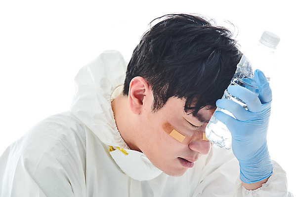포토 JPG 스튜디오촬영 남자 얼굴 휴식 실내 병원 피곤 마스크 한명 누끼 앉기 상반신 옆모습 치료 30대 한국인 간호사 의료진 의사 바이러스 더위 사회이슈 생수 흰배경 힘듦 성인남자한명만 코로나바이러스 방역복 턱스크 델타변이바이러스 국내포토 직업 1 옷 뷰포인트 백그라운드 컨셉 의학 모션 날씨 사람 동양인 내부 신체부위 장년 흰색 물병 방역 합성어 남자한명만 성인남자만 파일형식