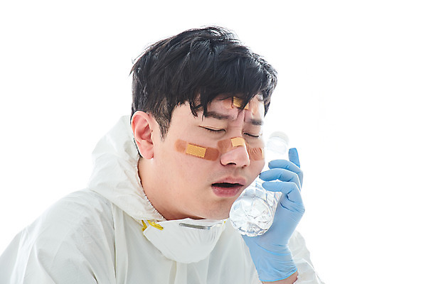 포토 JPG 스튜디오촬영 남자 얼굴 휴식 실내 병원 피곤 마스크 한명 누끼 앉기 상반신 옆모습 치료 30대 한국인 간호사 의료진 의사 바이러스 더위 사회이슈 생수 흰배경 힘듦 성인남자한명만 코로나바이러스 방역복 턱스크 델타변이바이러스 국내포토 직업 1 옷 뷰포인트 백그라운드 컨셉 의학 모션 날씨 사람 동양인 내부 신체부위 장년 흰색 물병 방역 합성어 남자한명만 성인남자만 파일형식