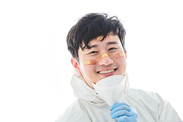 포토 JPG 스튜디오촬영 남자 얼굴 휴식 실내 병원 마스크 한명 미소 누끼 앉기 상반신 앞모습 치료 30대 한국인 간호사 의료진 의사 바이러스 사회이슈 흰배경 성인남자한명만 코로나바이러스 방역복 턱스크 델타변이바이러스 국내포토 직업 1 옷 뷰포인트 백그라운드 컨셉 의학 모션 표정 사람 동양인 내부 신체부위 장년 흰색 방역 합성어 남자한명만 성인남자만 파일형식
