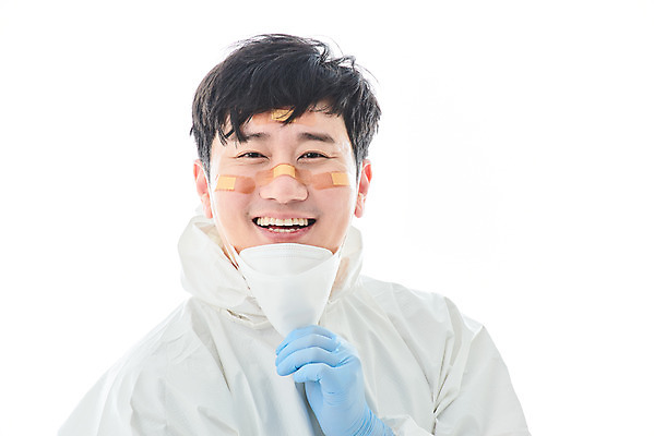 포토 JPG 스튜디오촬영 남자 얼굴 휴식 실내 병원 마스크 한명 미소 누끼 앉기 상반신 앞모습 치료 30대 한국인 간호사 의료진 의사 바이러스 사회이슈 흰배경 성인남자한명만 코로나바이러스 방역복 턱스크 델타변이바이러스 국내포토 직업 1 옷 뷰포인트 백그라운드 컨셉 의학 모션 표정 사람 동양인 내부 신체부위 장년 흰색 방역 합성어 남자한명만 성인남자만 파일형식