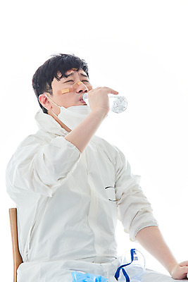 포토 JPG 스튜디오촬영 남자 휴식 실내 병원 피곤 마스크 한명 누끼 앉기 상반신 옆모습 치료 30대 한국인 간호사 의료진 의사 바이러스 사회이슈 생수 흰배경 물마시기 힘듦 성인남자한명만 코로나바이러스 방역복 턱스크 델타변이바이러스 국내포토 직업 1 옷 뷰포인트 백그라운드 컨셉 의학 모션 사람 동양인 내부 장년 마시기 흰색 물병 방역 합성어 남자한명만 성인남자만 파일형식