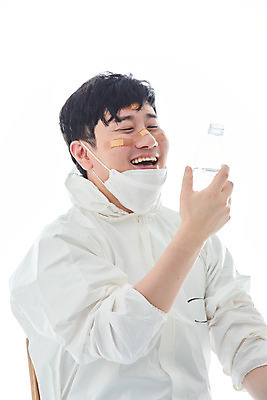포토 JPG 스튜디오촬영 남자 휴식 실내 병원 마스크 한명 미소 누끼 앉기 상반신 옆모습 치료 30대 한국인 간호사 의료진 의사 바이러스 사회이슈 생수 흰배경 갈증해소 물마시기 성인남자한명만 코로나바이러스 방역복 턱스크 델타변이바이러스 국내포토 직업 1 옷 뷰포인트 백그라운드 컨셉 의학 모션 표정 사람 동양인 내부 장년 마시기 흰색 물병 방역 합성어 해소 남자한명만 성인남자만 파일형식