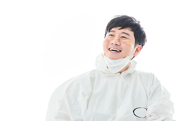 포토 JPG 스튜디오촬영 남자 휴식 실내 병원 마스크 한명 미소 누끼 앉기 상반신 앞모습 치료 30대 한국인 간호사 의료진 의사 바이러스 사회이슈 흰배경 성인남자한명만 코로나바이러스 방역복 턱스크 델타변이바이러스 국내포토 직업 1 옷 뷰포인트 백그라운드 컨셉 의학 모션 표정 사람 동양인 내부 장년 흰색 방역 합성어 남자한명만 성인남자만 파일형식