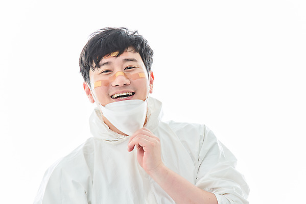 포토 JPG 스튜디오촬영 남자 휴식 실내 병원 마스크 한명 미소 누끼 앉기 상반신 앞모습 치료 30대 한국인 간호사 의료진 의사 바이러스 사회이슈 흰배경 성인남자한명만 코로나바이러스 방역복 턱스크 델타변이바이러스 국내포토 직업 1 옷 뷰포인트 백그라운드 컨셉 의학 모션 표정 사람 동양인 내부 장년 흰색 방역 합성어 남자한명만 성인남자만 파일형식