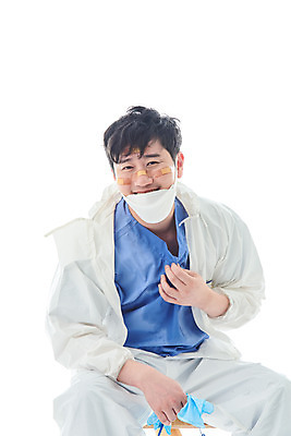 포토 JPG 스튜디오촬영 남자 휴식 실내 병원 마스크 한명 미소 누끼 앉기 상반신 앞모습 치료 30대 한국인 간호사 의료진 의사 바이러스 사회이슈 흰배경 땀 성인남자한명만 코로나바이러스 방역복 턱스크 델타변이바이러스 국내포토 직업 1 옷 뷰포인트 백그라운드 컨셉 의학 모션 표정 사람 동양인 내부 장년 흰색 방역 합성어 남자한명만 성인남자만 파일형식
