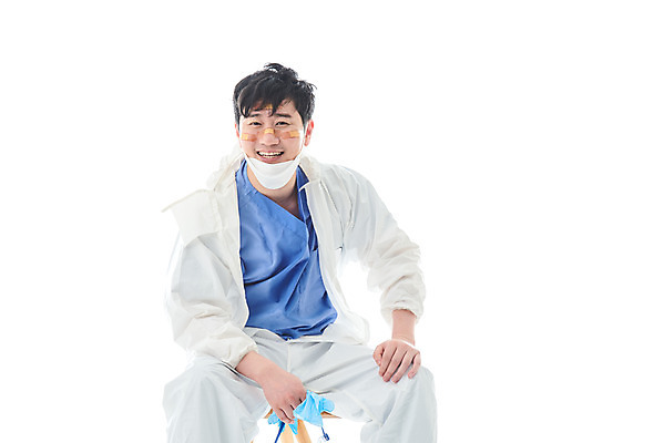 포토 JPG 스튜디오촬영 남자 휴식 실내 병원 마스크 한명 미소 누끼 앉기 상반신 앞모습 치료 30대 한국인 간호사 의료진 의사 바이러스 사회이슈 흰배경 성인남자한명만 코로나바이러스 방역복 턱스크 델타변이바이러스 국내포토 직업 1 옷 뷰포인트 백그라운드 컨셉 의학 모션 표정 사람 동양인 내부 장년 흰색 방역 합성어 남자한명만 성인남자만 파일형식