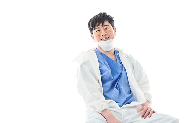 포토 JPG 스튜디오촬영 남자 휴식 실내 병원 마스크 한명 누끼 앉기 상반신 앞모습 치료 30대 한국인 간호사 의료진 의사 바이러스 사회이슈 흰배경 성인남자한명만 코로나바이러스 방역복 턱스크 델타변이바이러스 국내포토 직업 1 옷 뷰포인트 백그라운드 컨셉 의학 모션 사람 동양인 내부 장년 흰색 방역 합성어 남자한명만 성인남자만 파일형식