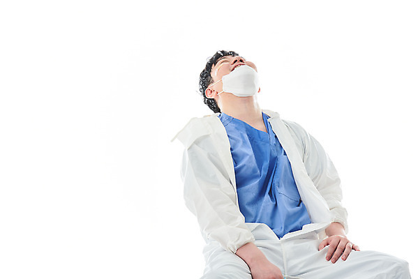 포토 JPG 스튜디오촬영 남자 휴식 실내 병원 마스크 한명 누끼 앉기 상반신 앞모습 치료 30대 한국인 간호사 의료진 의사 바이러스 사회이슈 흰배경 힘듦 성인남자한명만 코로나바이러스 방역복 턱스크 델타변이바이러스 국내포토 직업 1 옷 뷰포인트 백그라운드 컨셉 의학 모션 사람 동양인 내부 장년 흰색 방역 합성어 남자한명만 성인남자만 파일형식