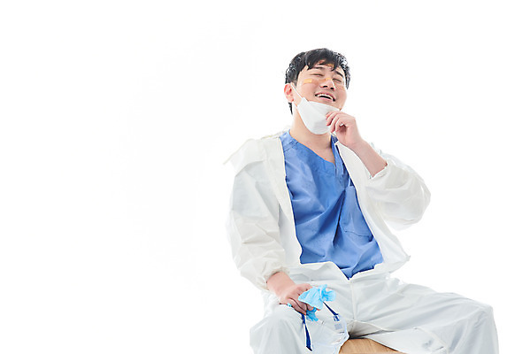 포토 JPG 스튜디오촬영 남자 휴식 실내 병원 마스크 한명 미소 누끼 앉기 상반신 앞모습 치료 30대 한국인 간호사 의료진 의사 바이러스 사회이슈 흰배경 성인남자한명만 코로나바이러스 방역복 턱스크 델타변이바이러스 국내포토 직업 1 옷 뷰포인트 백그라운드 컨셉 의학 모션 표정 사람 동양인 내부 장년 흰색 방역 합성어 남자한명만 성인남자만 파일형식
