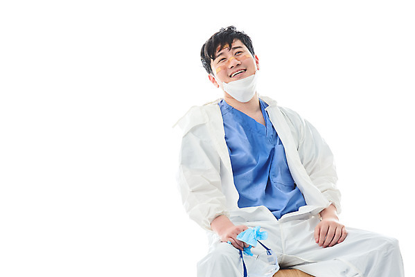 포토 JPG 스튜디오촬영 남자 휴식 실내 병원 마스크 한명 미소 누끼 앉기 상반신 앞모습 치료 30대 한국인 간호사 의료진 의사 바이러스 사회이슈 흰배경 성인남자한명만 코로나바이러스 방역복 턱스크 델타변이바이러스 국내포토 직업 1 옷 뷰포인트 백그라운드 컨셉 의학 모션 표정 사람 동양인 내부 장년 흰색 방역 합성어 남자한명만 성인남자만 파일형식