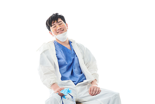 포토 JPG 스튜디오촬영 남자 휴식 실내 병원 마스크 한명 미소 누끼 앉기 상반신 앞모습 치료 30대 한국인 간호사 의료진 의사 바이러스 사회이슈 흰배경 성인남자한명만 코로나바이러스 방역복 턱스크 델타변이바이러스 국내포토 직업 1 옷 뷰포인트 백그라운드 컨셉 의학 모션 표정 사람 동양인 내부 장년 흰색 방역 합성어 남자한명만 성인남자만 파일형식