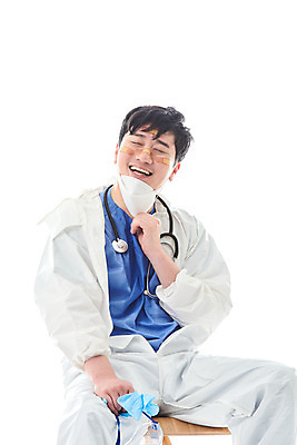 포토 JPG 스튜디오촬영 남자 청진기 휴식 실내 병원 마스크 한명 미소 누끼 앉기 상반신 앞모습 치료 30대 한국인 간호사 의료진 의사 바이러스 사회이슈 흰배경 성인남자한명만 코로나바이러스 방역복 턱스크 델타변이바이러스 국내포토 직업 1 옷 뷰포인트 백그라운드 컨셉 의학 의료기기 모션 표정 사람 동양인 내부 장년 흰색 방역 합성어 남자한명만 성인남자만 파일형식