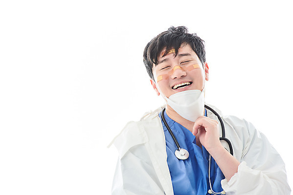 포토 JPG 스튜디오촬영 남자 청진기 휴식 실내 병원 마스크 한명 미소 누끼 앉기 상반신 앞모습 치료 30대 한국인 간호사 의료진 의사 바이러스 사회이슈 흰배경 성인남자한명만 코로나바이러스 방역복 턱스크 델타변이바이러스 국내포토 직업 1 옷 뷰포인트 백그라운드 컨셉 의학 의료기기 모션 표정 사람 동양인 내부 장년 흰색 방역 합성어 남자한명만 성인남자만 파일형식