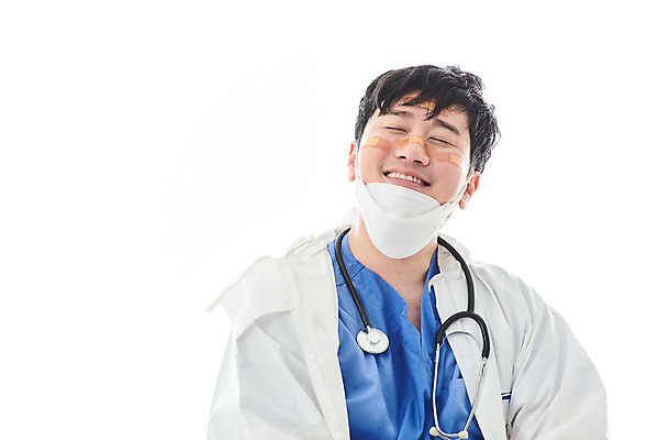 포토 JPG 스튜디오촬영 남자 청진기 휴식 실내 병원 마스크 한명 미소 누끼 앉기 상반신 앞모습 치료 30대 한국인 간호사 의료진 의사 바이러스 사회이슈 흰배경 성인남자한명만 코로나바이러스 방역복 턱스크 델타변이바이러스 국내포토 직업 1 옷 뷰포인트 백그라운드 컨셉 의학 의료기기 모션 표정 사람 동양인 내부 장년 흰색 방역 합성어 남자한명만 성인남자만 파일형식