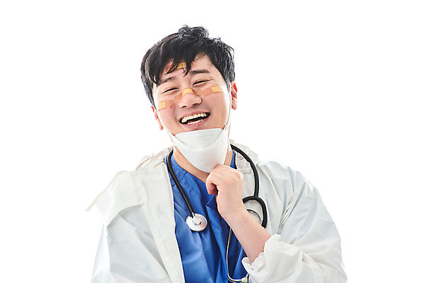 포토 JPG 스튜디오촬영 남자 청진기 휴식 실내 병원 마스크 한명 미소 누끼 앉기 상반신 앞모습 치료 30대 한국인 간호사 의료진 의사 바이러스 사회이슈 흰배경 성인남자한명만 코로나바이러스 방역복 턱스크 델타변이바이러스 국내포토 직업 1 옷 뷰포인트 백그라운드 컨셉 의학 의료기기 모션 표정 사람 동양인 내부 장년 흰색 방역 합성어 남자한명만 성인남자만 파일형식