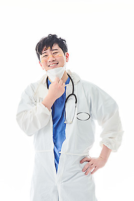 포토 JPG 스튜디오촬영 남자 청진기 실내 병원 마스크 한명 서기 미소 누끼 상반신 앞모습 치료 30대 한국인 간호사 의료진 의사 바이러스 사회이슈 흰배경 성인남자한명만 코로나바이러스 방역복 턱스크 델타변이바이러스 국내포토 직업 1 옷 뷰포인트 백그라운드 컨셉 의학 의료기기 모션 표정 사람 동양인 내부 장년 흰색 방역 합성어 남자한명만 성인남자만 파일형식