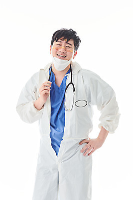 포토 JPG 스튜디오촬영 남자 청진기 휴식 실내 병원 마스크 한명 서기 미소 누끼 상반신 앞모습 치료 30대 한국인 간호사 의료진 의사 바이러스 사회이슈 흰배경 땀 성인남자한명만 코로나바이러스 방역복 턱스크 델타변이바이러스 국내포토 직업 1 옷 뷰포인트 백그라운드 컨셉 의학 의료기기 모션 표정 사람 동양인 내부 장년 흰색 방역 합성어 남자한명만 성인남자만 파일형식