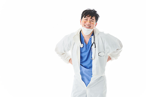 포토 JPG 스튜디오촬영 남자 청진기 휴식 실내 병원 마스크 한명 서기 미소 누끼 상반신 앞모습 치료 30대 한국인 간호사 의료진 의사 바이러스 사회이슈 흰배경 성인남자한명만 코로나바이러스 방역복 턱스크 델타변이바이러스 국내포토 직업 1 옷 뷰포인트 백그라운드 컨셉 의학 의료기기 모션 표정 사람 동양인 내부 장년 흰색 방역 합성어 남자한명만 성인남자만 파일형식