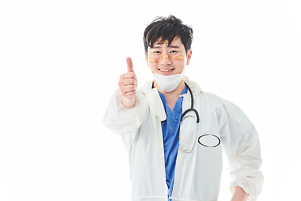 포토 JPG 스튜디오촬영 남자 청진기 실내 병원 마스크 한명 서기 누끼 상반신 앞모습 치료 30대 한국인 간호사 의료진 의사 엄지손가락 최고 바이러스 사회이슈 흰배경 성인남자한명만 코로나바이러스 방역복 턱스크 델타변이바이러스 국내포토 직업 1 옷 뷰포인트 백그라운드 컨셉 손가락 의학 의료기기 모션 사람 동양인 내부 장년 흰색 방역 합성어 남자한명만 성인남자만 파일형식